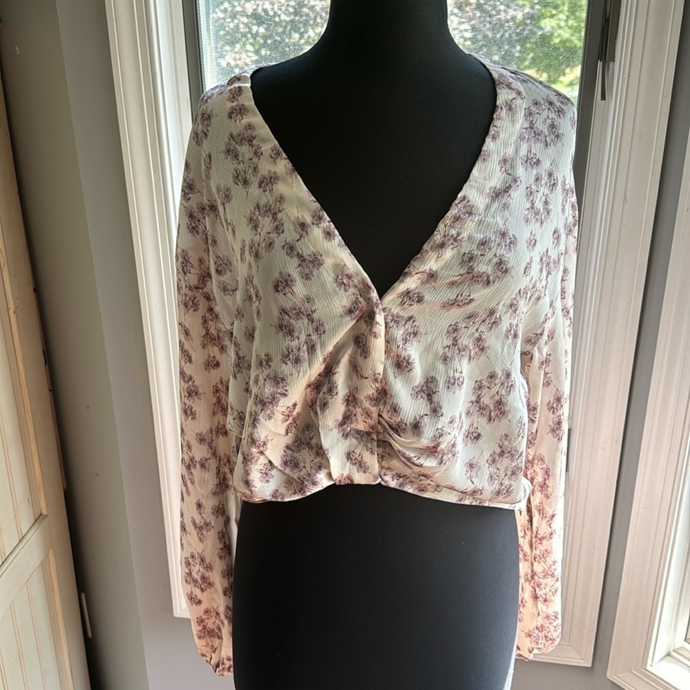 ASTR The Label Blossom Low V Neck Blouse‎